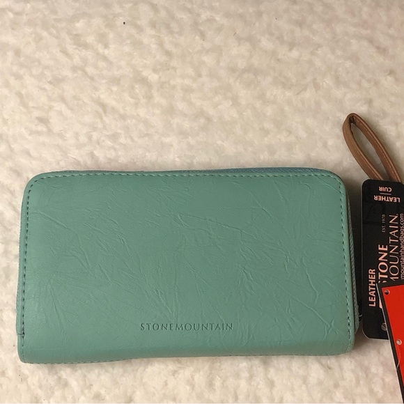 New Stone Mountain Leather Wristlet Wallet W/Rechargeable Phone Battery - Picture 4 of 14